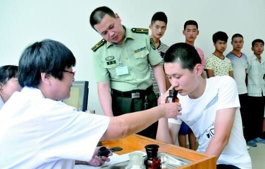 男兵體檢的尷尬圖，理解與尊重的重要性，男兵體檢中的尊重與理解的必要性，尷尬瞬間的思考