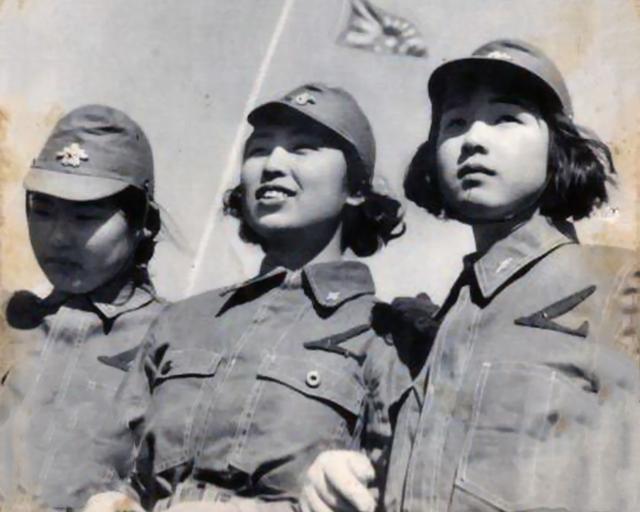 中國女兵敬禮圖片，展現力量與榮耀的象征，中國女兵敬禮，力量與榮耀的展現