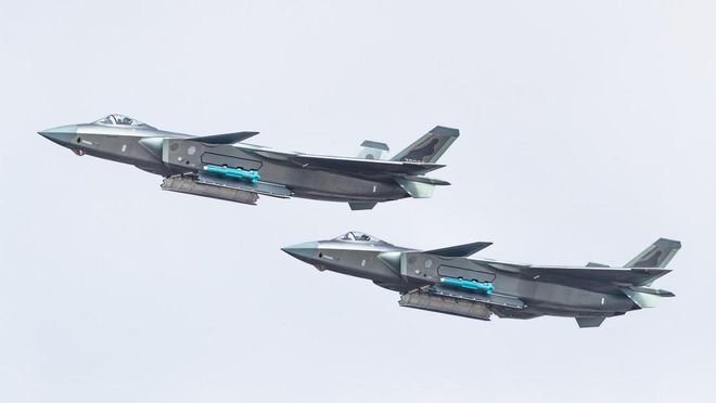 揭秘殲-20圖片，中國五代戰機的卓越風采，揭秘殲-20五代戰機卓越風采，戰機實拍圖展示中國力量