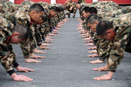 當兵體力差會被退回來嗎？解析新兵體能訓練的重要性與適應性調整策略，新兵體能訓練，適應性調整策略與體能訓練的重要性解析，體質差會被退兵嗎？