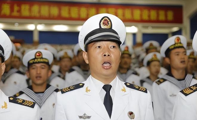 軍士長與軍官，職責、地位和差異解析，軍士長與軍官，職責、地位及差異深度解析