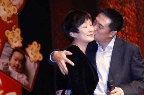 揭秘張嘉譯現任妻子身份，她是誰？，張嘉譯現任妻子身份揭秘，她究竟是誰？
