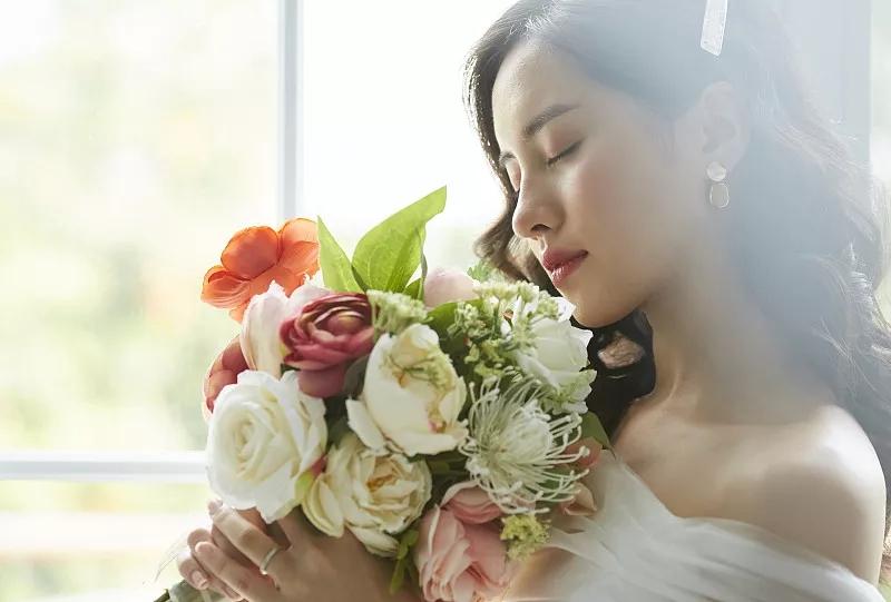 如何吸引男性目光，讓他對你上癮——深度解析女性魅力之道，深度解析女性魅力，吸引男性目光，讓其對你上癮的秘訣