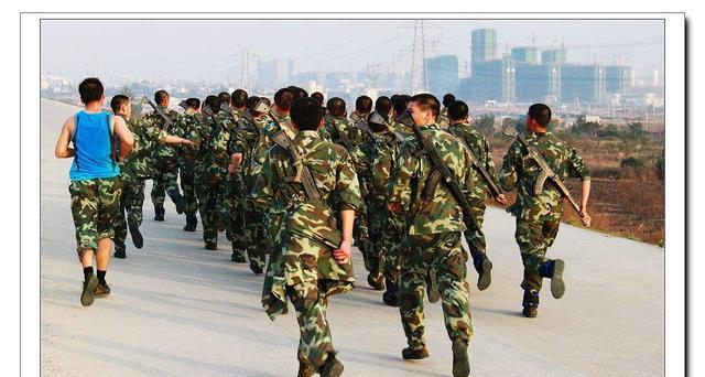 女兵兩年能拿多少錢，深度解析軍隊薪酬與福利待遇，深度解析，女兵兩年軍隊薪酬與福利待遇概覽
