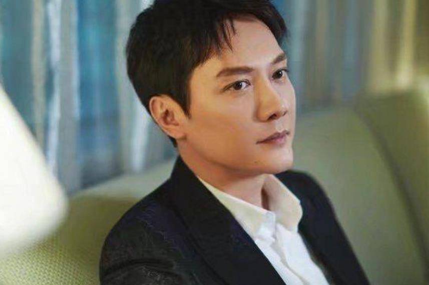 馮紹峰被誰雙龍,深度解析背后的故事,馮紹峰背后的故事,揭秘雙龍背后的真相