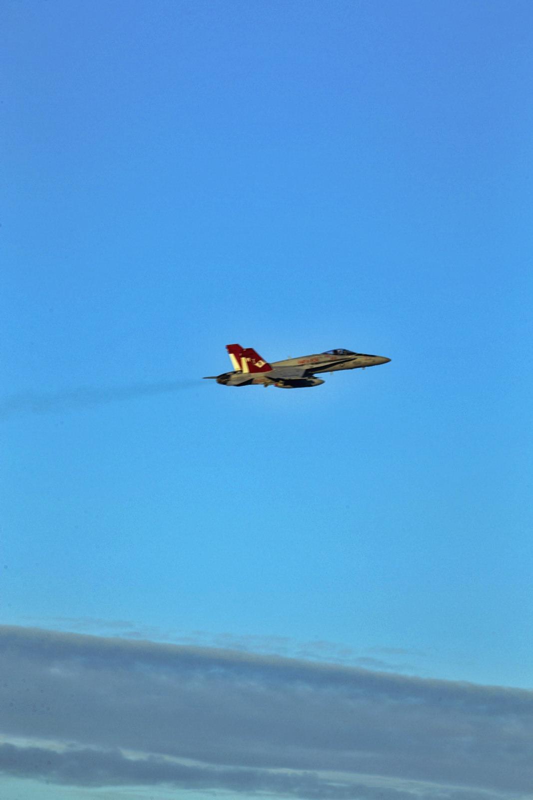 揭秘F-18戰斗機的卓越性能與傳奇歷程,F-18戰斗機的卓越性能與傳奇歷程揭秘