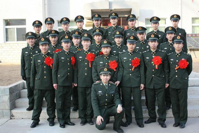 解析軍士長為何不升軍官,背后的原因與考量,解析軍士長晉升停滯背后的原因與考量,為何未能成為軍官?