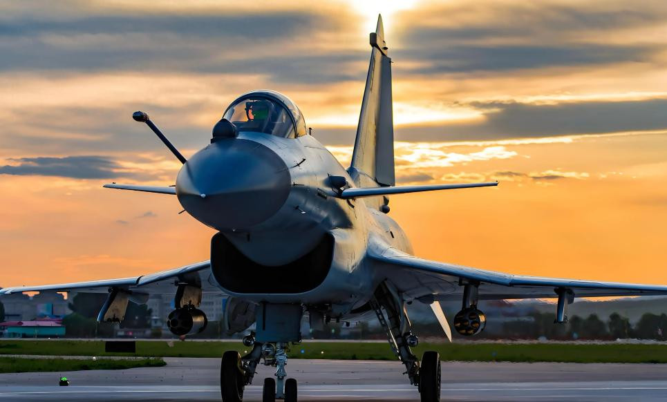 殲-10戰(zhàn)斗機(jī)圖片展示,探索中國空中力量的驕傲,殲-10戰(zhàn)斗機(jī)圖片展示,中國空中力量的榮耀與驕傲